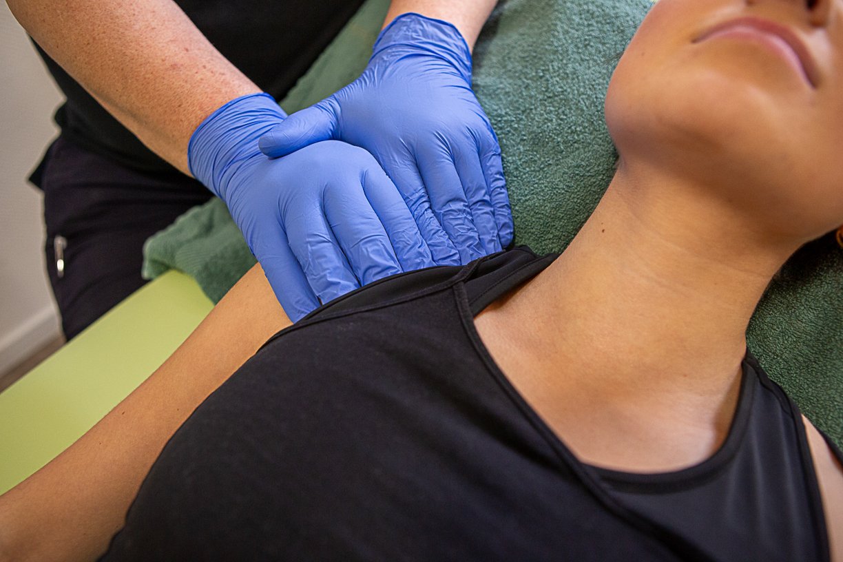 Die Physiotherapeuten nutzen ihre Hände, um zum Beispiel beim Arm eine Entstauung anzuregen. Mit dieses Techniken versucht der Therapeut Lipödemen/ Lymphödeme effektiv zu behandeln.