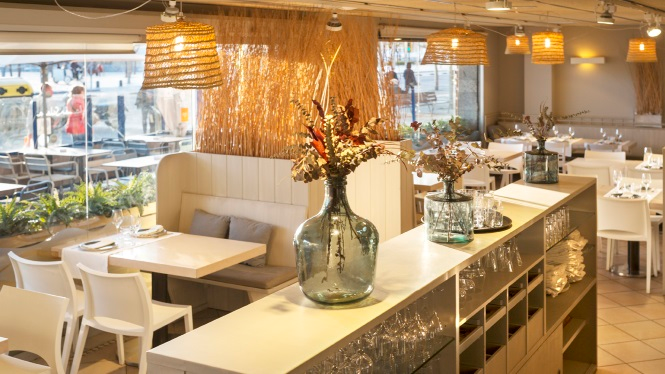 Image source: https://www.barcelonaturisme.com/wv3/en/restaurant/199707/la-mar-salada.html    Caption: Inside La Mar Salada Restaurant