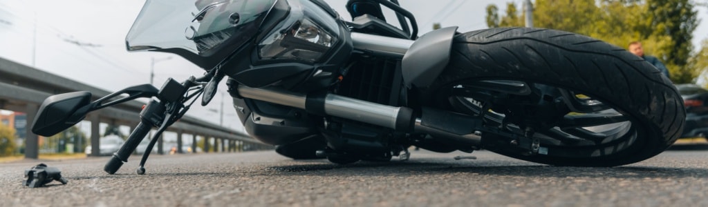 Serious motorcycle crash causes severe injuries, necessitating a personal injury lawyer for help with accident settlement,