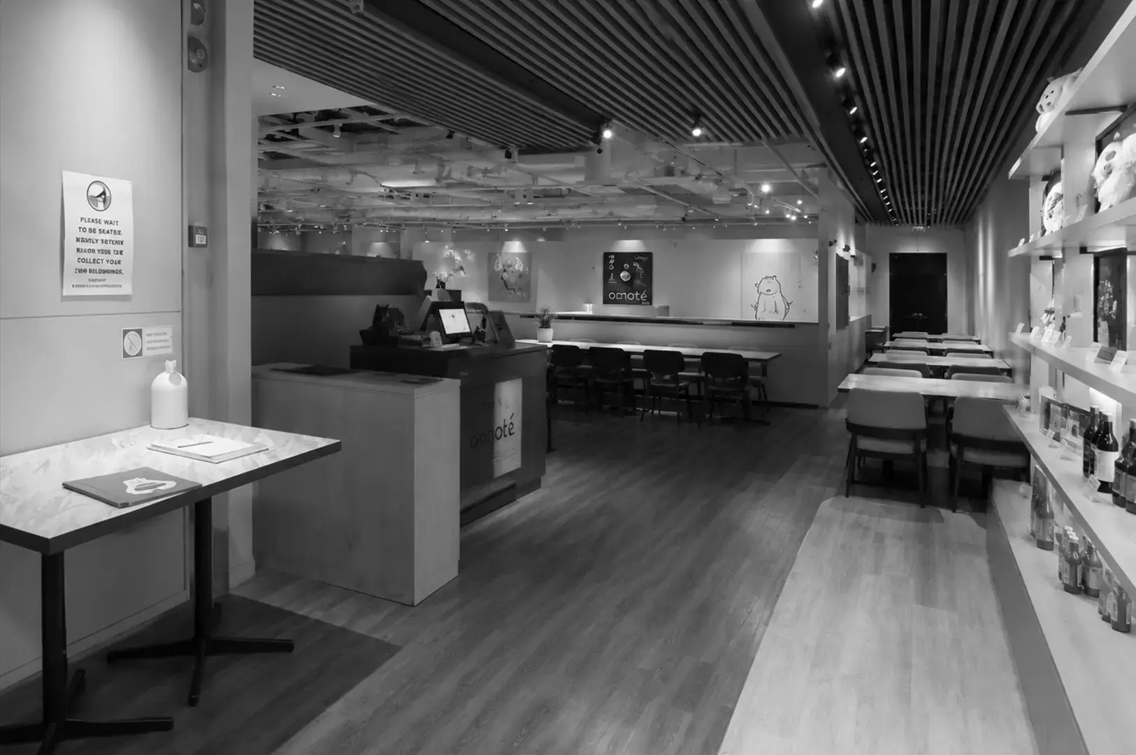 Modern dining area at Omoté Thomson Plaza with minimalist Japanese décor, communal seating, and a welcoming atmosphere.