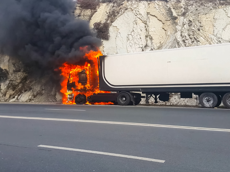 An image showing a commercial truck accident in Gwinnett County resulting in serious injuries.
