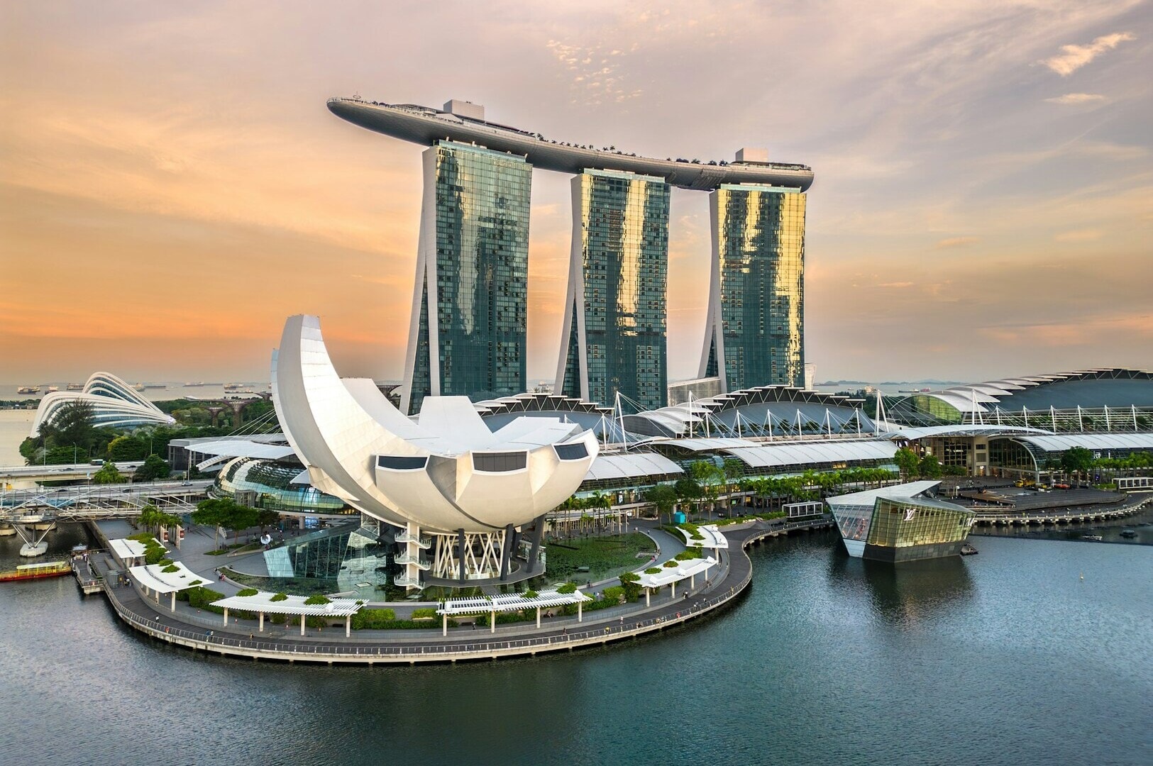 A view of Marina Bay Sands in Singapore, highlighting its unique design and surrounding restaurants by the waterfront.