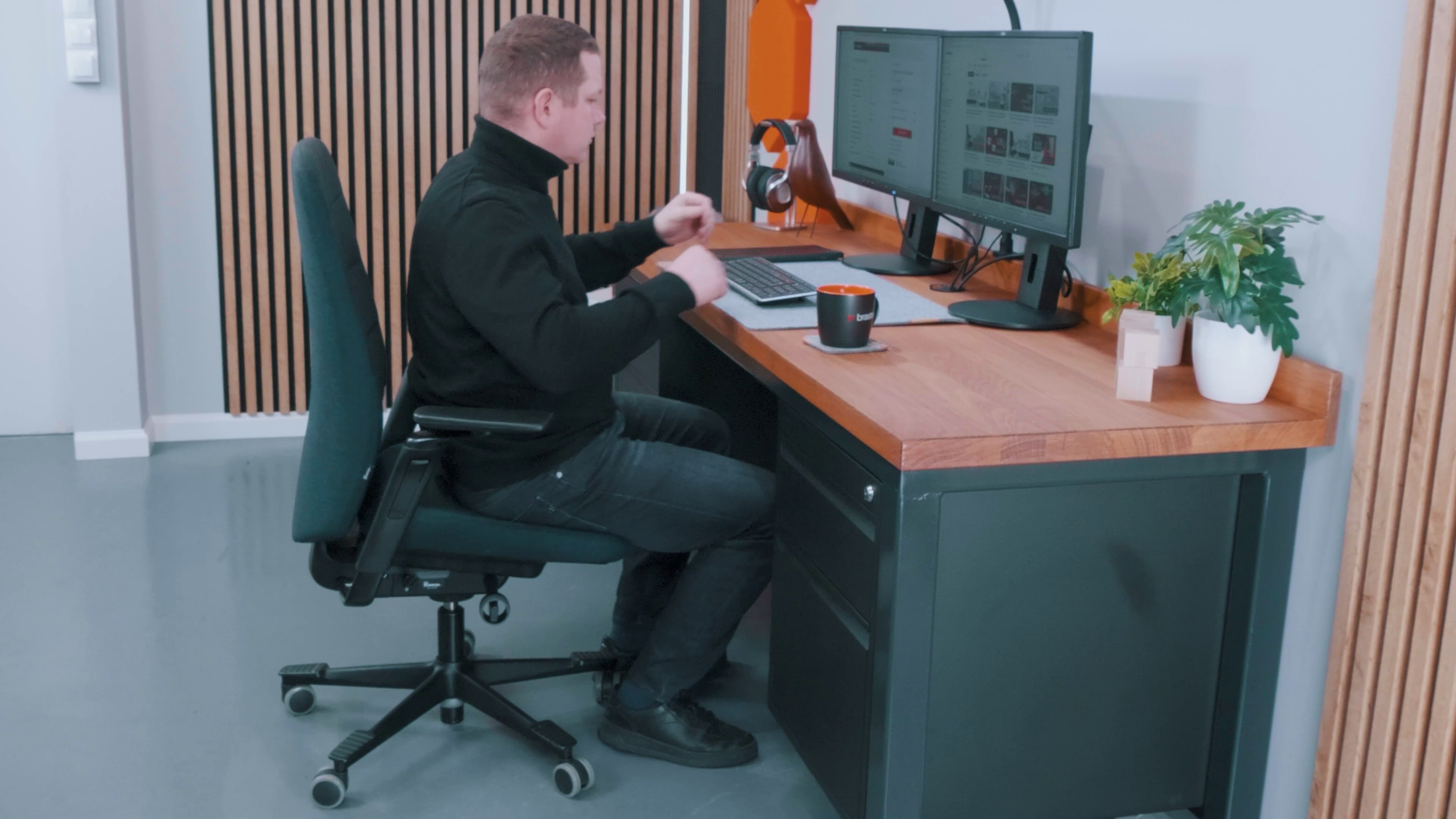 Ergonomiczny fotel biurowy – dlaczego prawdziwa ergonomia to ruch, a nie tylko regulacje? 5 Praca w Kinnarps Capella. Źródło: Brastech