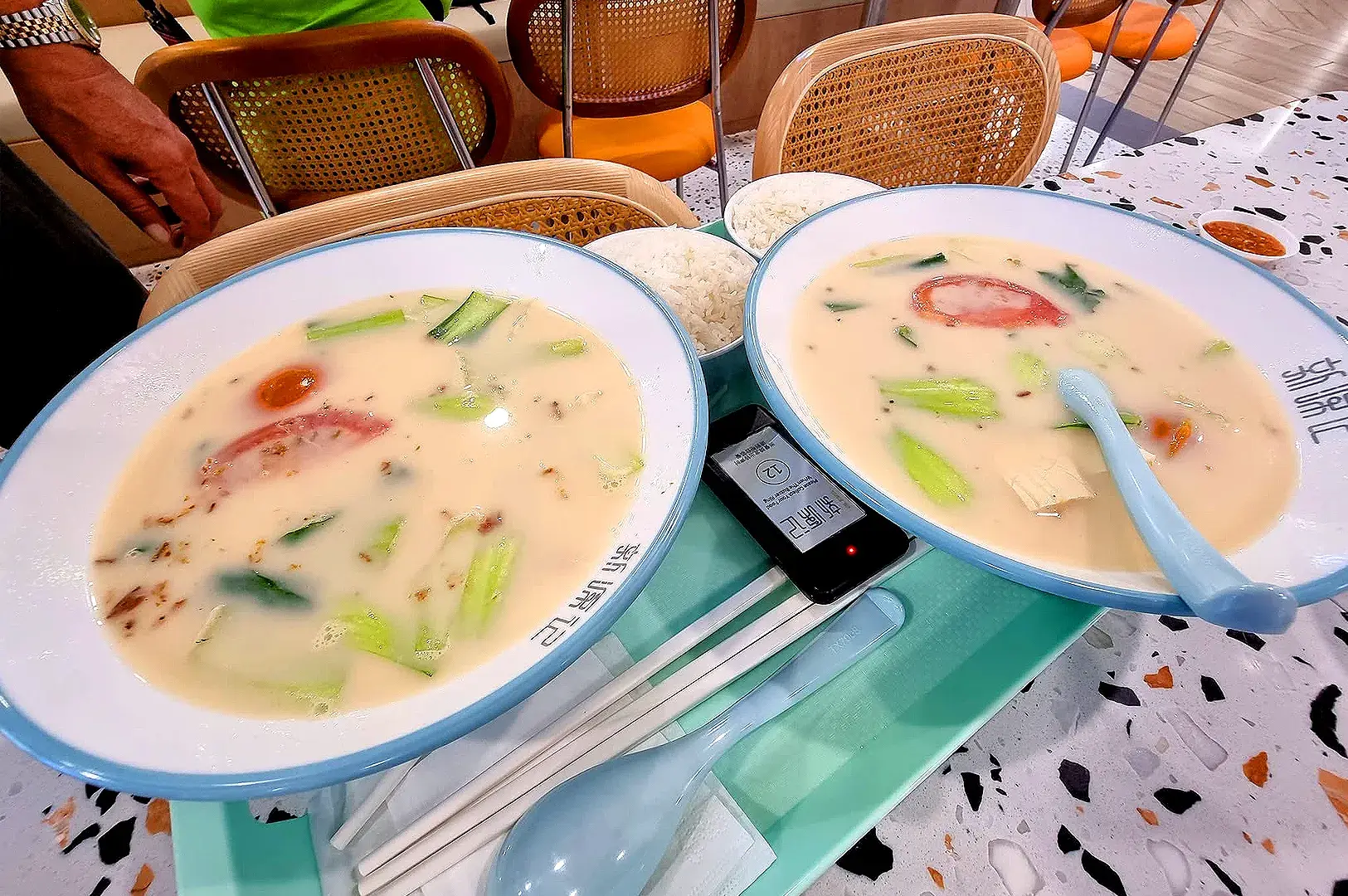 Creamy sliced fish soup with rice at Xin Yuan Ji Fish Soup Singapore, a classic Singapore comfort food.