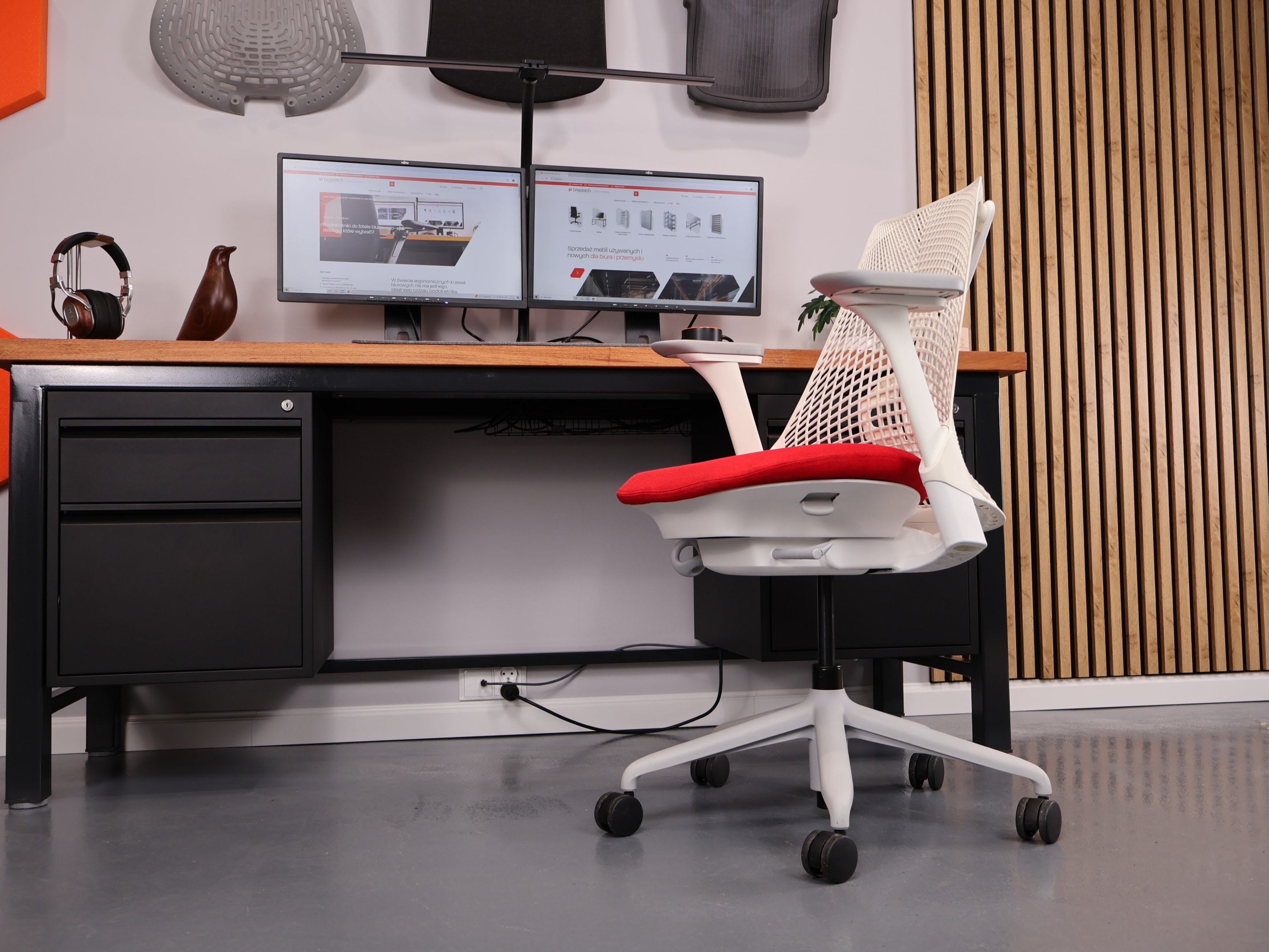 Herman Miller Sayl- fotel zainspirowany mostem Golden Gate. 7 Sayl z wysuniętym siedziskiem. Źródło: Brastech