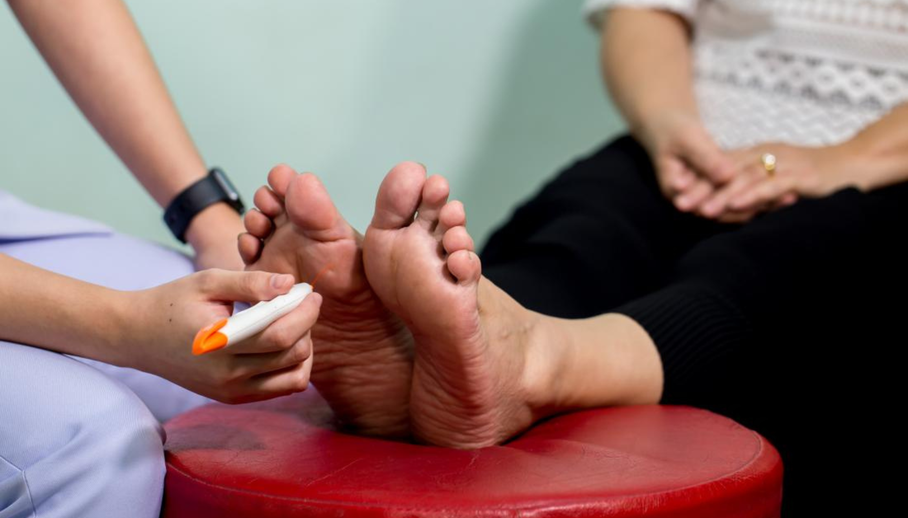 Fotundersøkelse hos helsepersonell med nevropen brukes for å sjekke følsomhet og tegn på nerveskade hos pasient med diabetes eller nevropati.