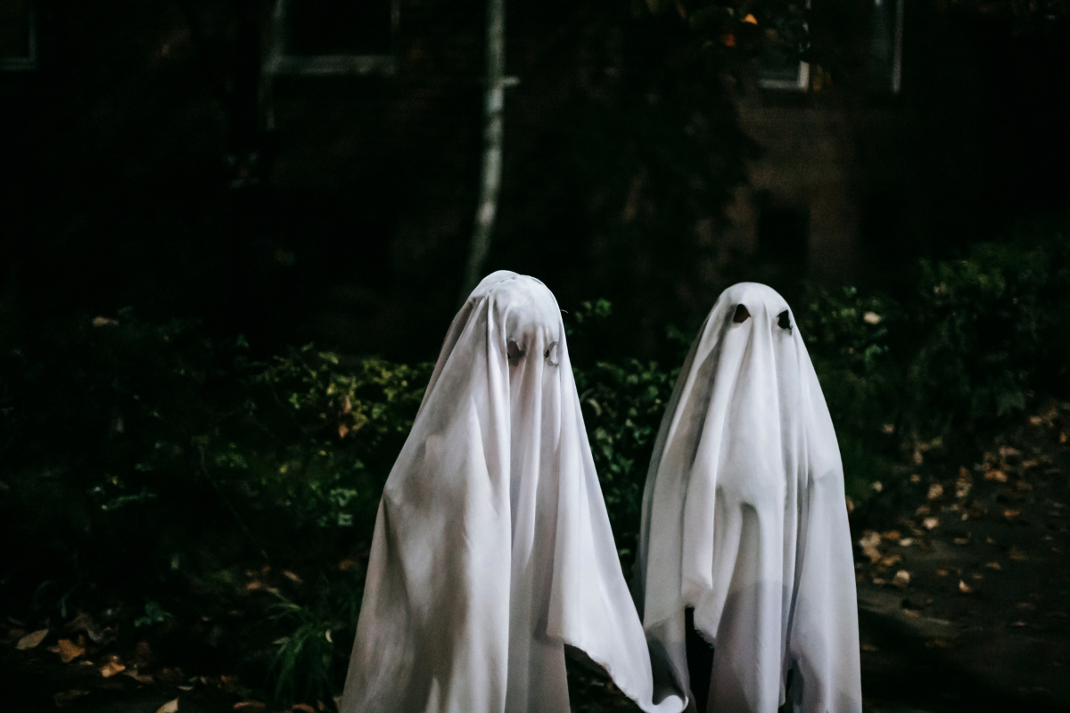 DIY couples Halloween costumes in creative designs.