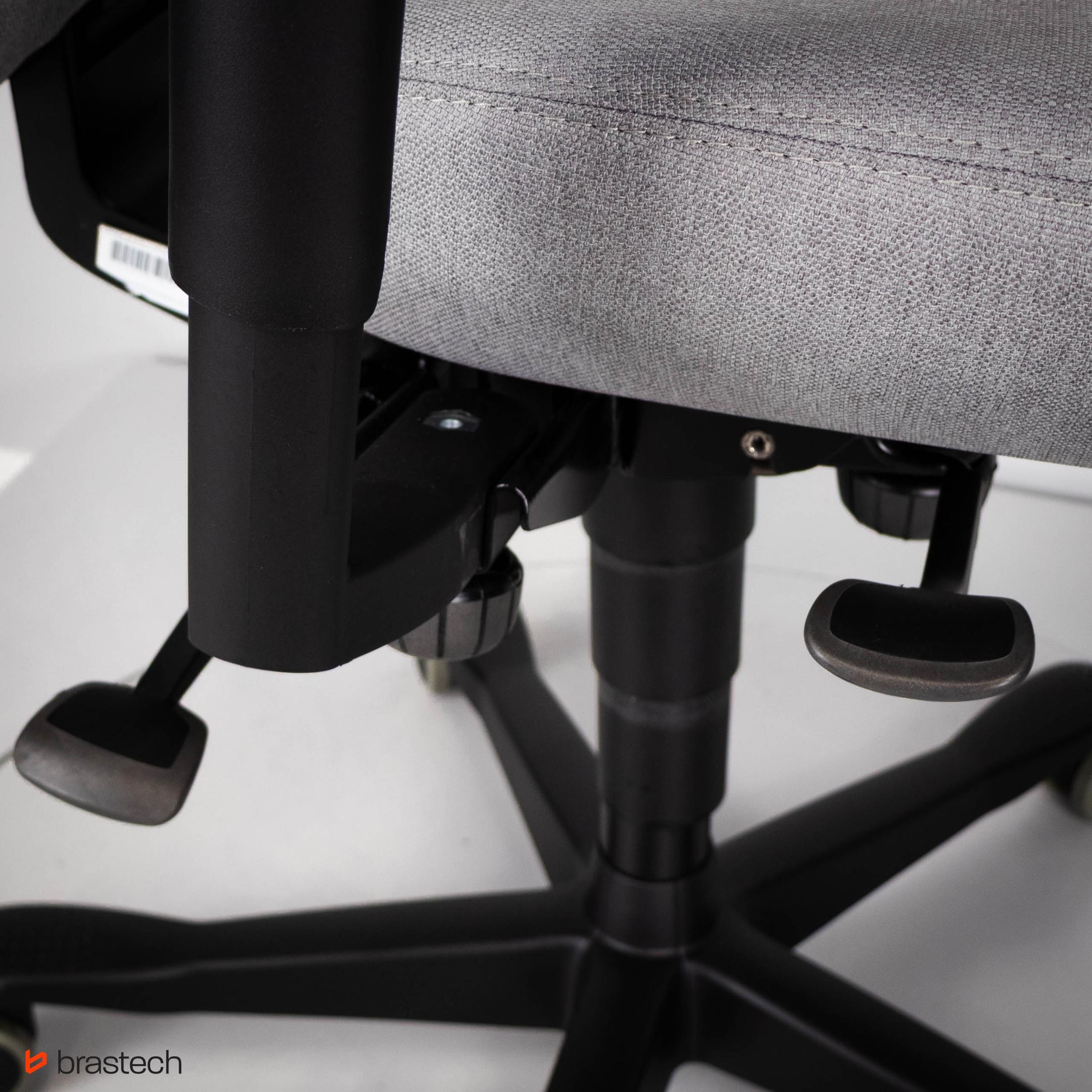 Ranking foteli biurowych 1000–1600 zł – jaki fotel ergonomiczny wybrać? 3 Dźwignie regulacji w Kinnarps. Źródło: Brastech