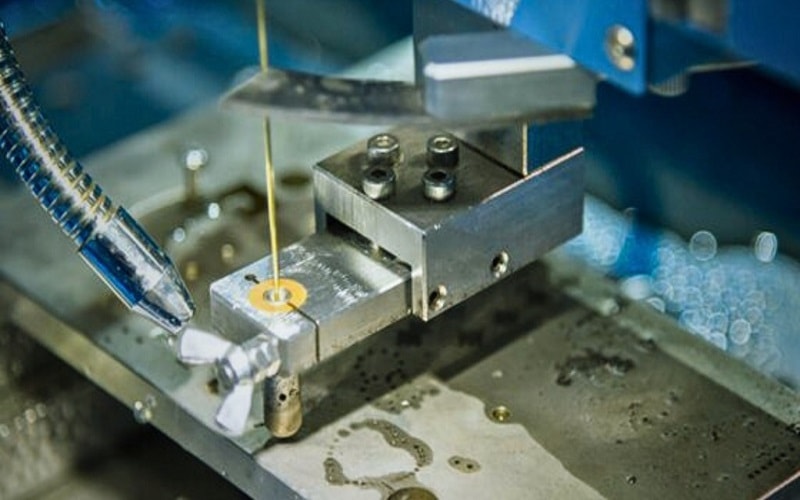 mold manufacturing utilizing CNC machining