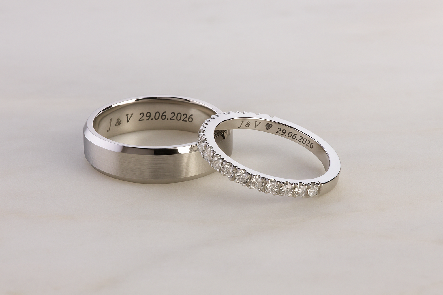 vestuvinis žiedas is balto aukso ir žiedas juostelė su deimantais