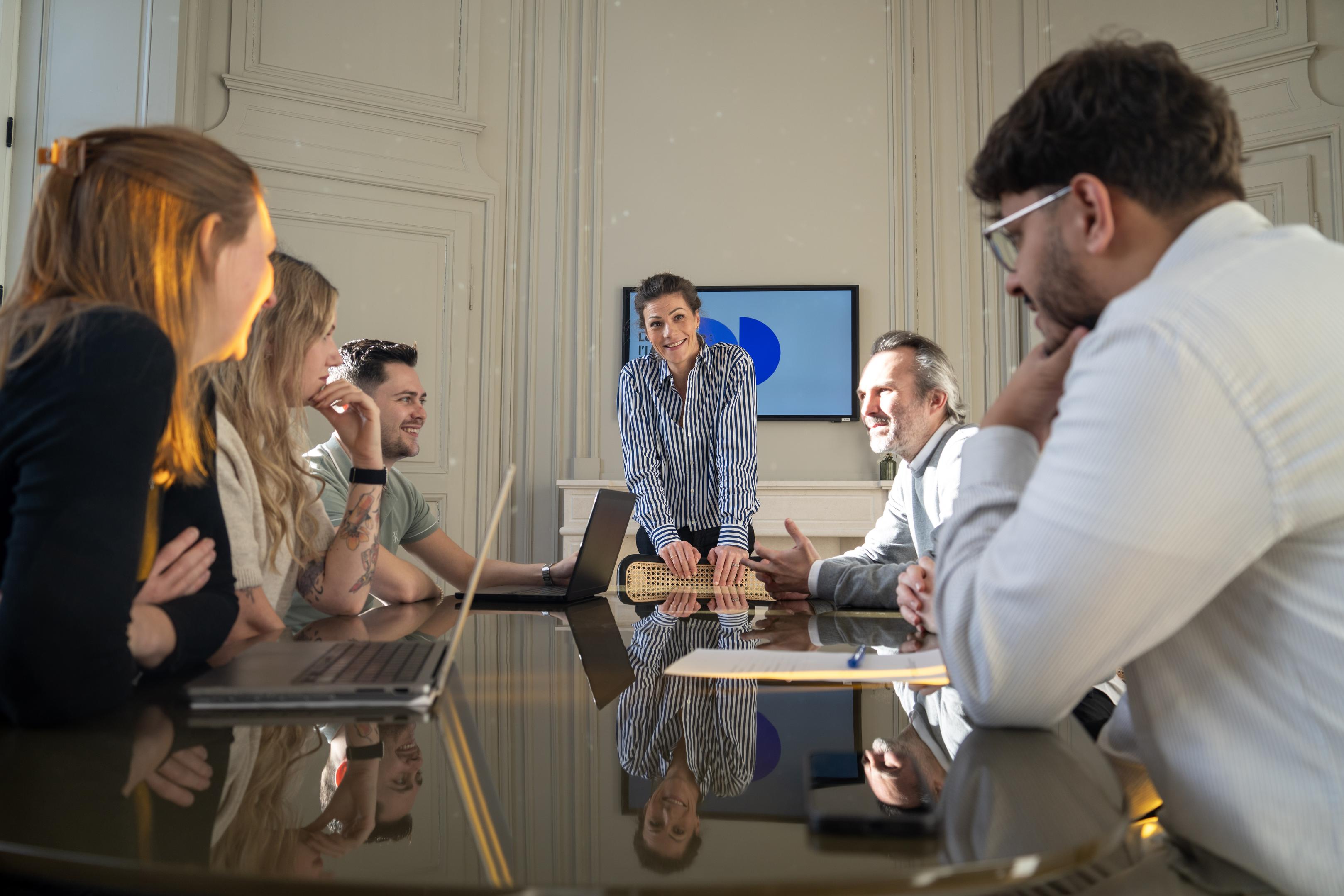 Équipe réunie autour d'une table pour travailler sur une stratégie SEO.