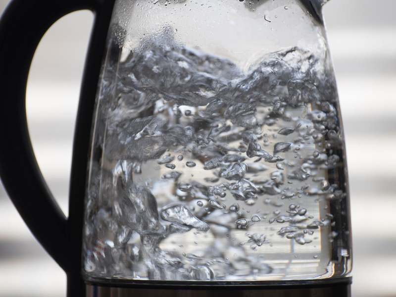 Água fervente em garrafa de vidro. Foto: Allen JM Smith de Getty Imagens - Canva