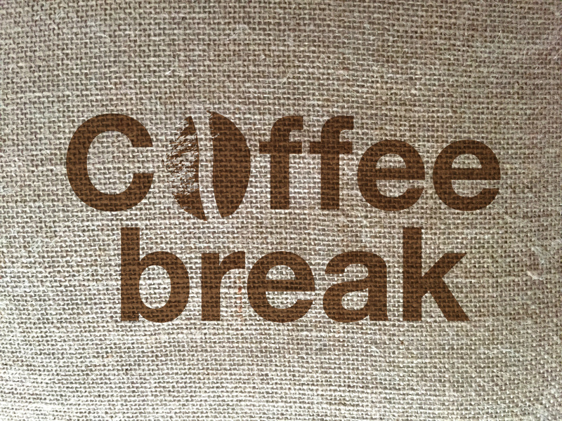 "Coffe break" escrito em saca de café. Foto: Chris Steer - Canva