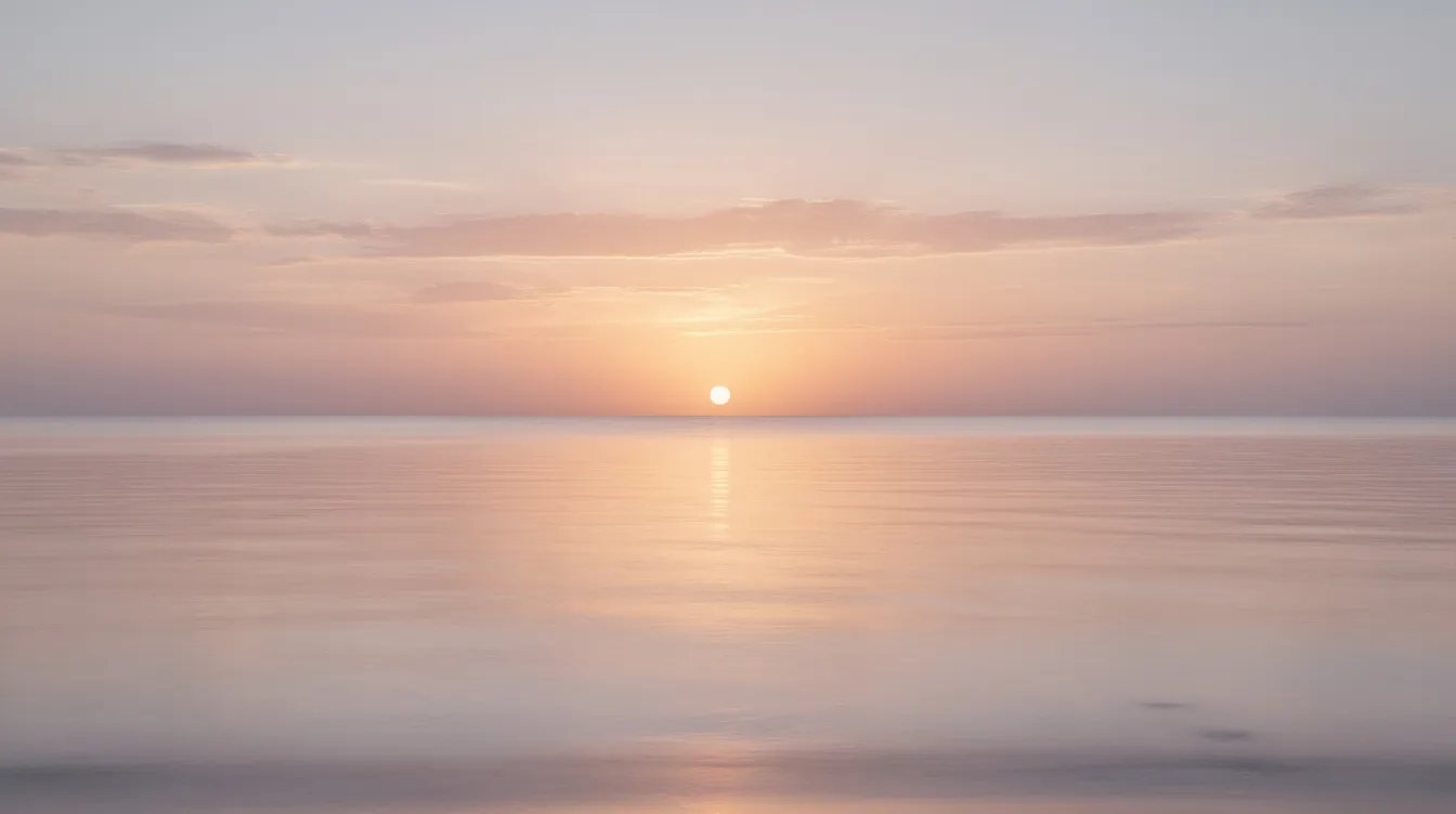 De afbeelding toont een serene zonsopgang boven een rustige horizon, waarbij de zon langzaam opkomt en de lucht verlicht met zachte tinten van oranje en roze. Dit moment markeert het begin van de ochtend, een tijdstip dat in de tijdsaanduiding vaak wordt aangeduid als 'am', wat staat voor 'ante meridiem'.