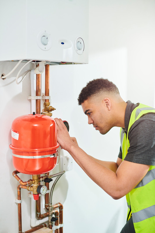 Installateur arbeitet an Heizungsanlage