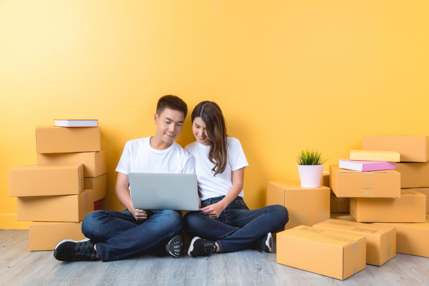 man and woman looking to start a dropshipping business with a business bank account