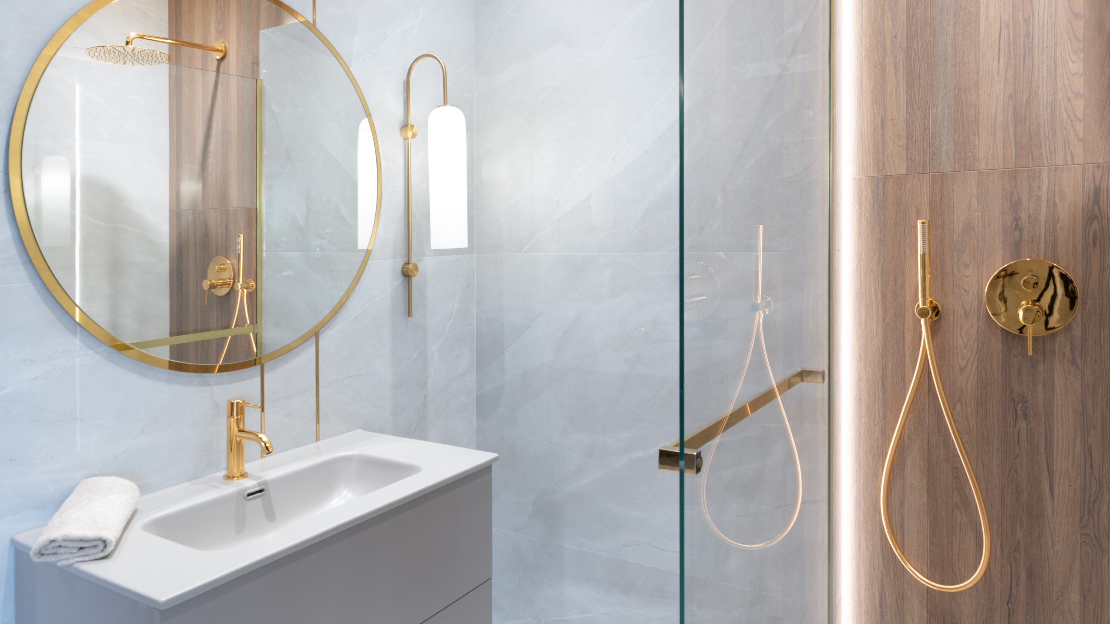 Jasnoszare płytki w łazience w stylu glamour