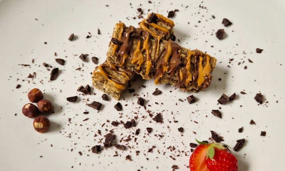 selbstgemachte Proteinriegel mit Schoko- und Erdnusstopping