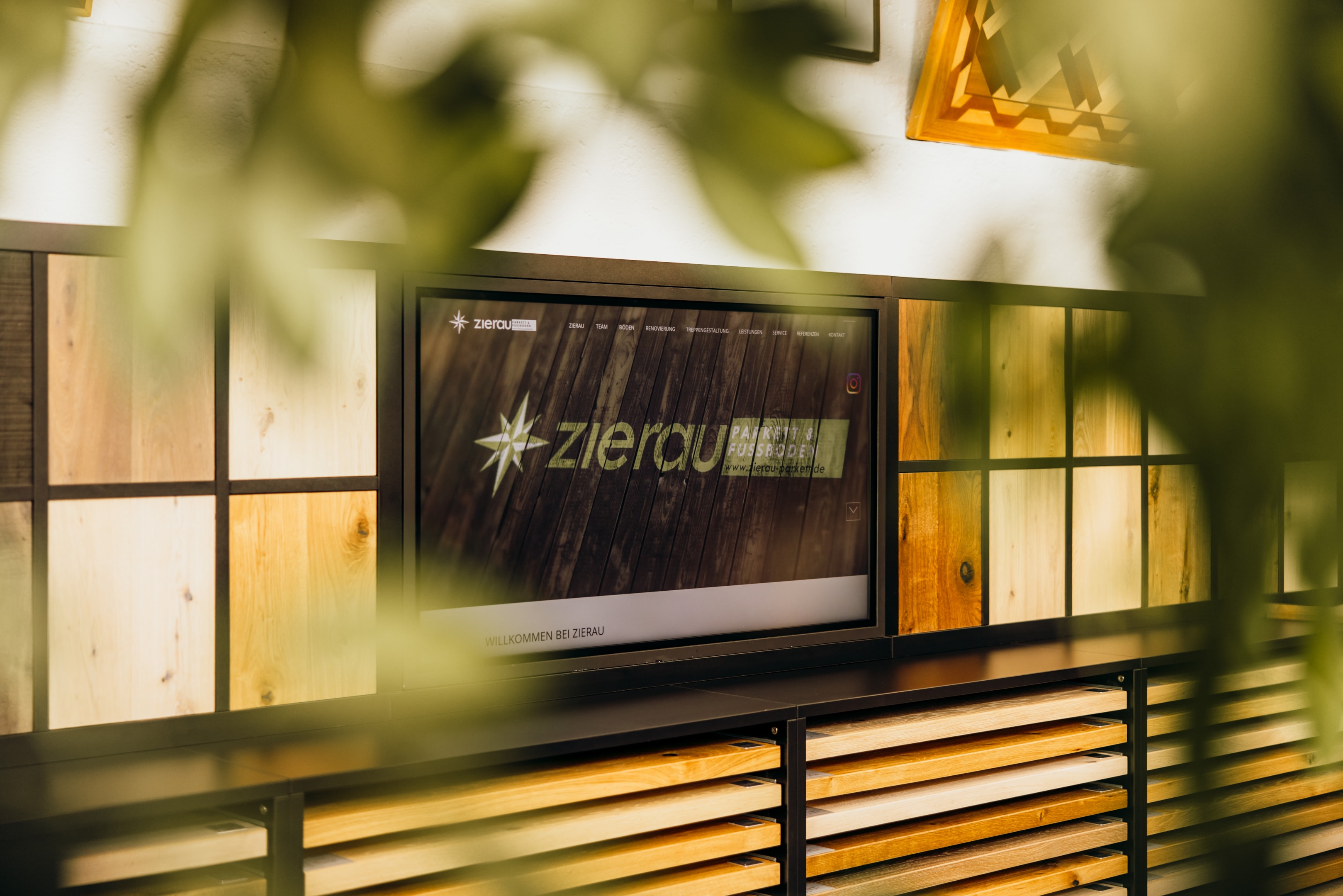 Eingangsbereich vom Unternehmen Zierau Parkett mit verschiedenen Holzoberflächen und Parkettböden, die unterschiedliche Strukturen und Farben zeigen – Symbolbild für Pflege, Renovierung und professionelle Behandlung von empfindlichen Holzböden