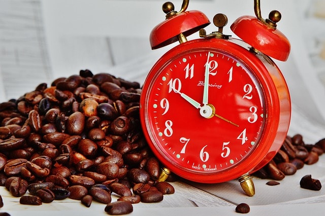 Für den Kaffee muss sich mit Sicherheit niemand ausstempeln – wenn Arbeitnehmer aber ihre Arbeitszeit nicht offiziell nicht beenden, ist das ein Betrug an der Zeit, in der sie Leistung bringen.