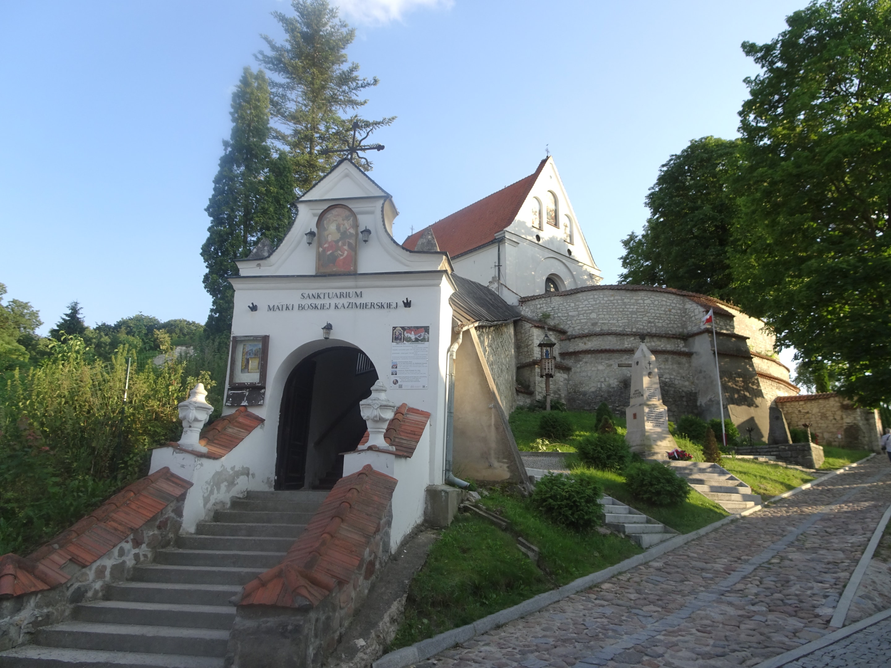 Sanktuarium Matki Bożej Kazimierskiej (źródło: https://commons.wikimedia.org/wiki/File:Kazimierz_Dolny_2021_klasztor.jpg)