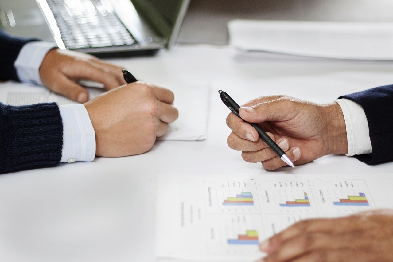 Two people analyze charts, source pixabay.com Two people analyze charts, source pixabay.com