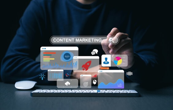 Ilustrasi konsep "content marketing" dengan visualisasi pencarian online dan analisis data.