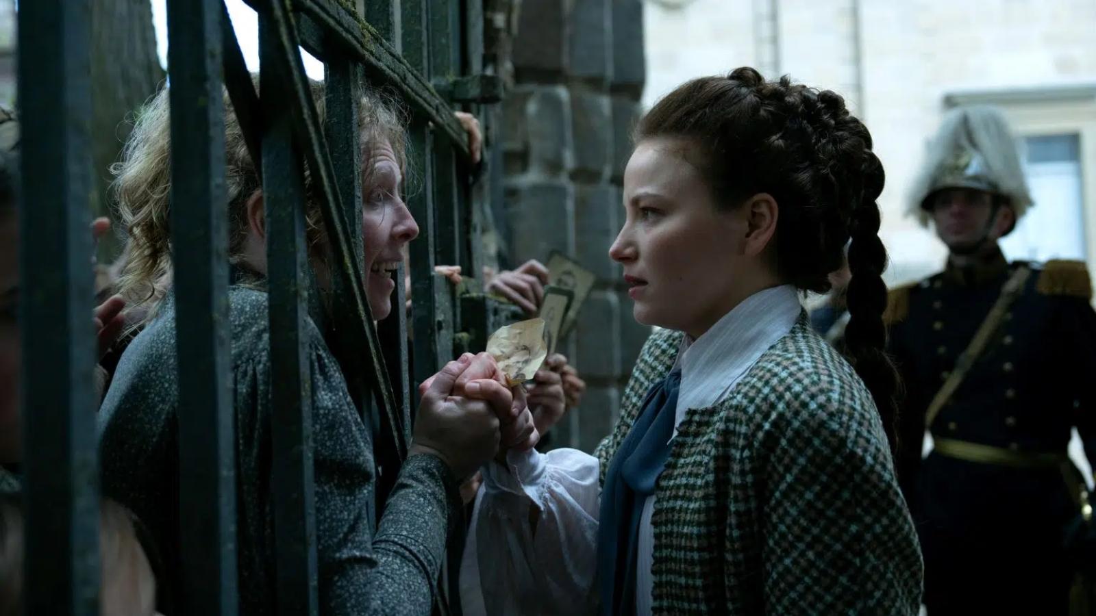 Devrim Lingnau as Elisabeth von Wittelsbach in The Empress Season 3