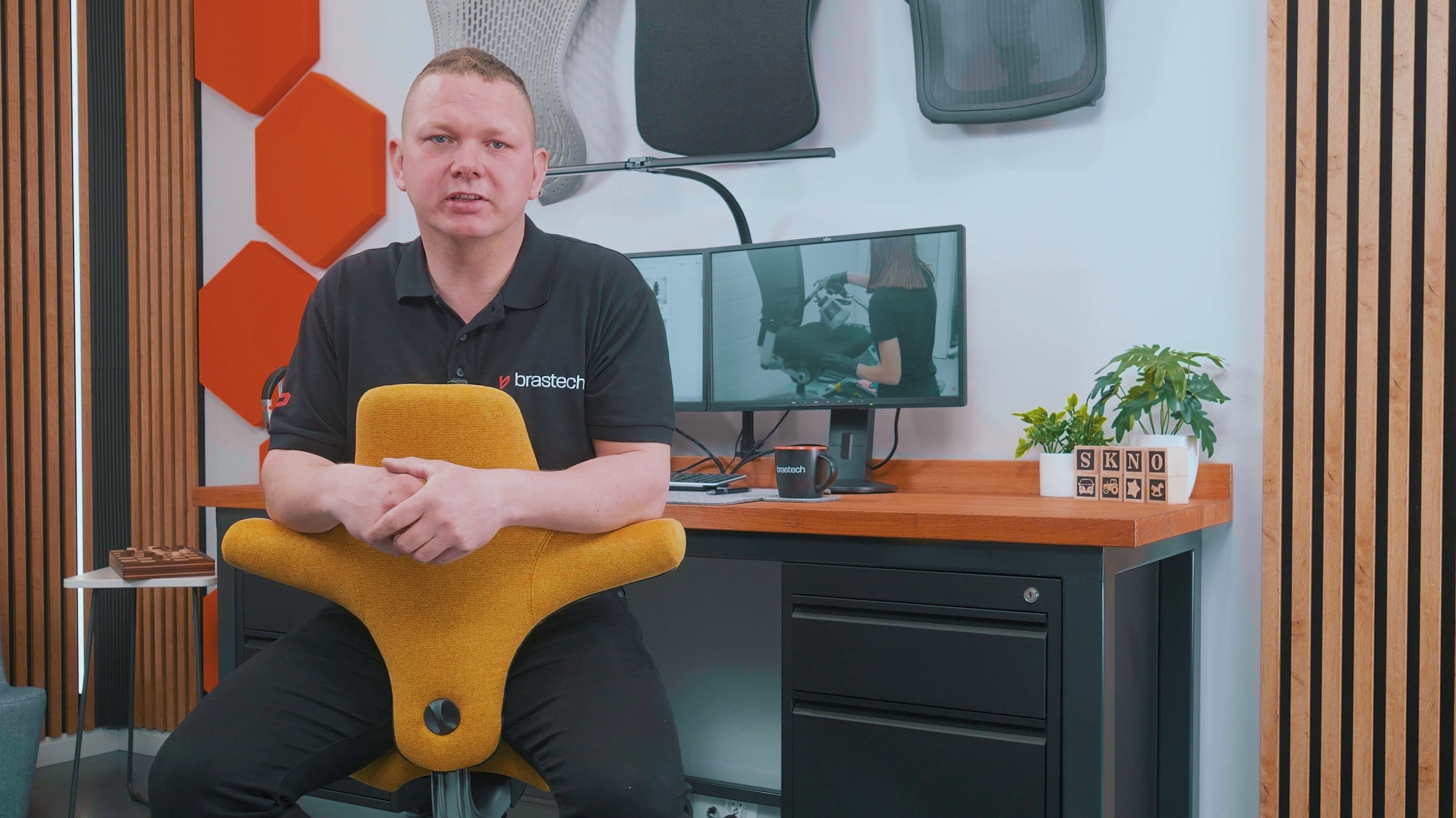 HAG Capisco do grania na gitarze – czy to dobry wybór? 1 Możliwość siedzenia przodem do oparcia w Hag Capisco. Źródło: Brastech