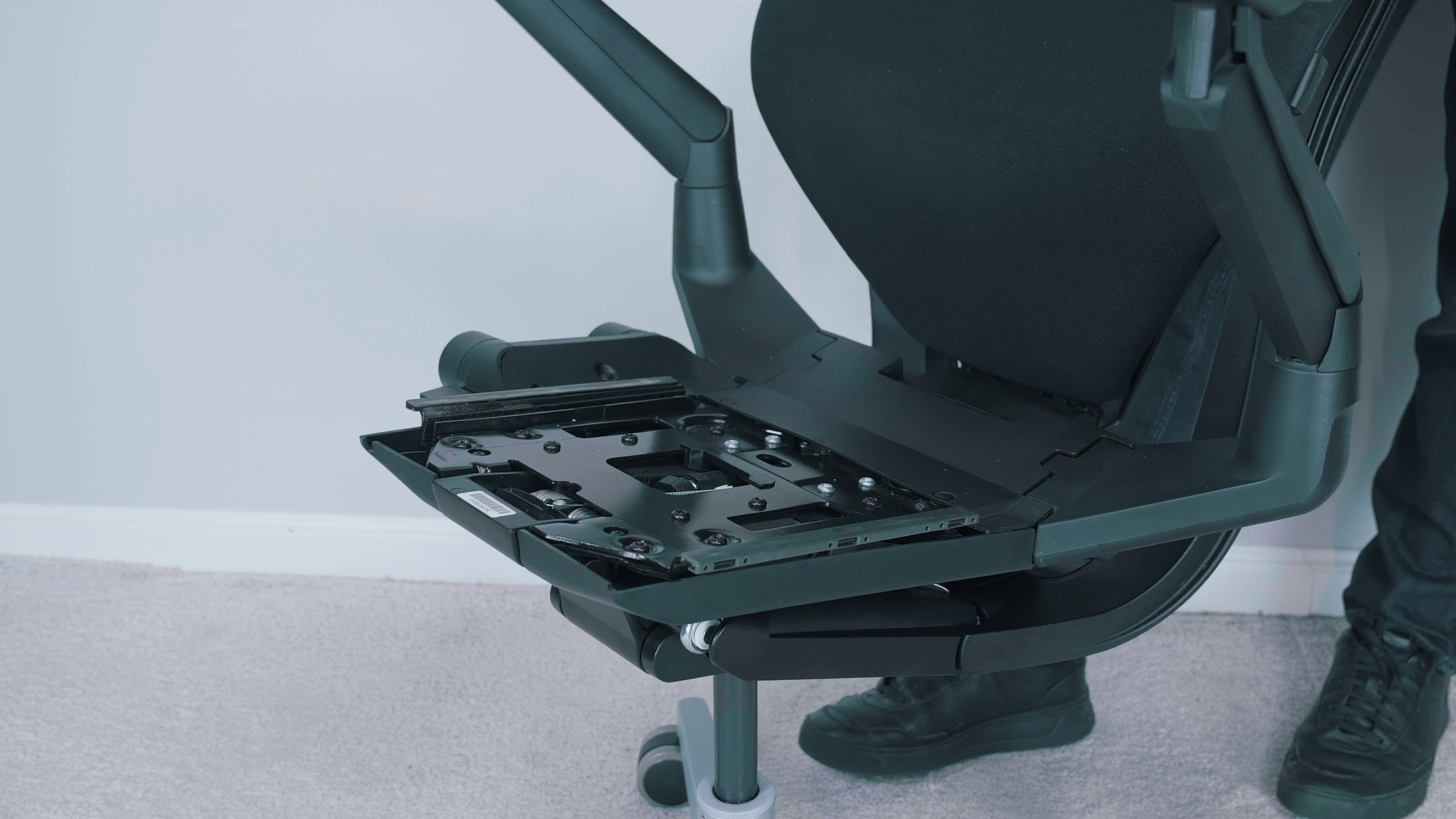 Fotel gamingowy czy fotel ergonomiczny? Kompleksowe porównanie dla wymagających użytkowników 8 Mechanizm w fotelu Steelcase. Źródło: Brastech