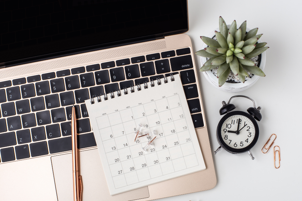 calendar on a laptop serves as a reminder to schedule an SEO cotent audit. 