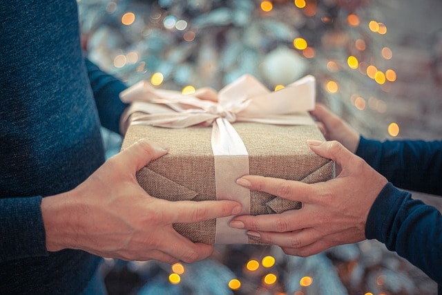 two people exchanging presents symbolizing how to increase amazon sales with tailored ecommerce copywriting