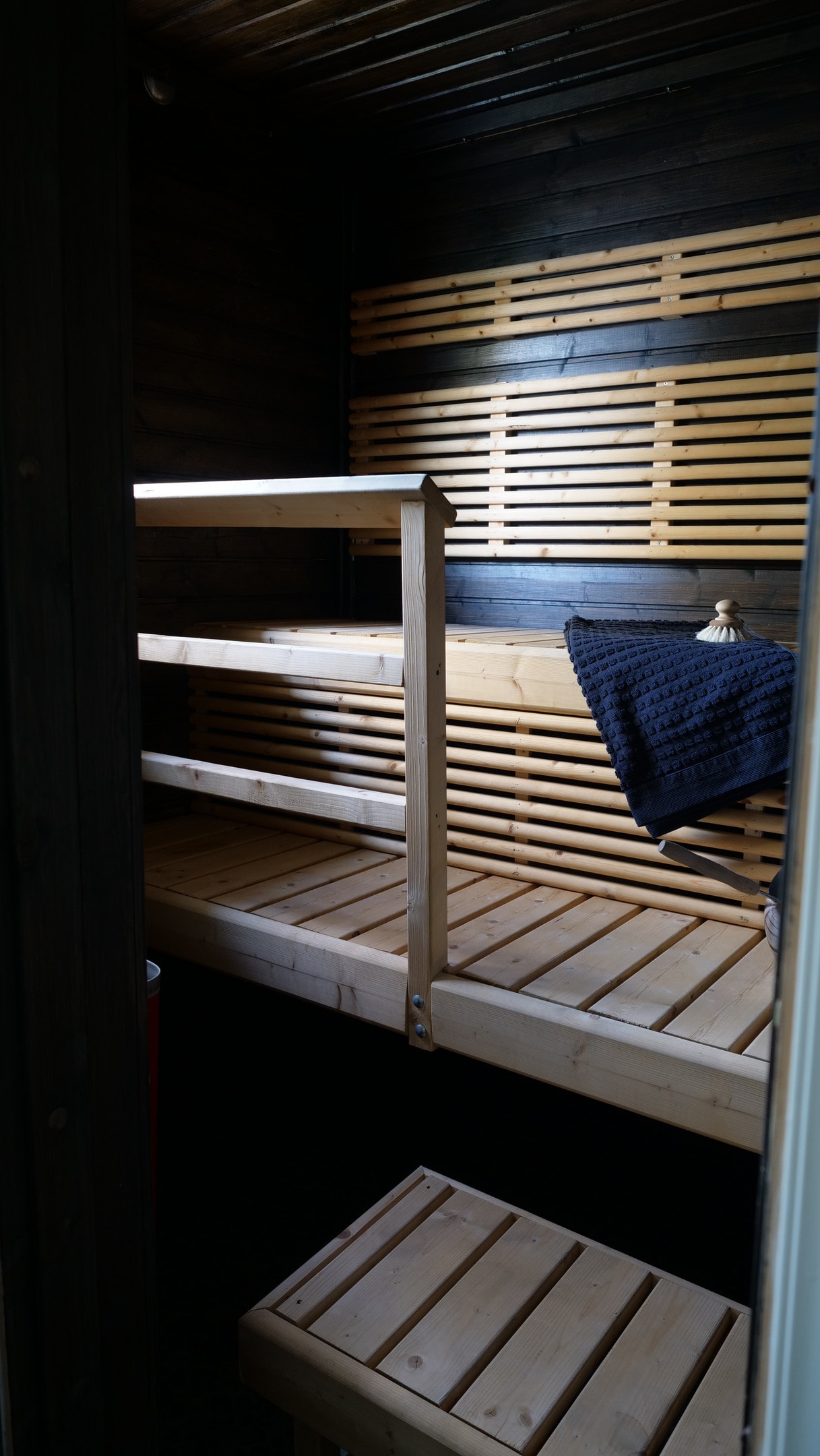 Sauna-lauteiden puupinta ja käsitellyt paneelit lähikuvassa.