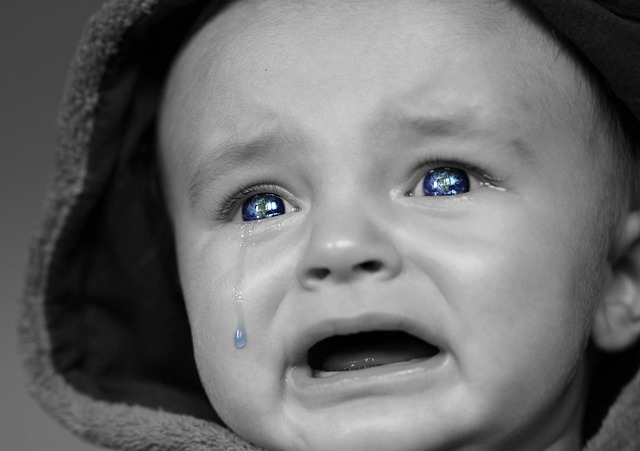 dziecko płacze bo ma mokrą pieluchę
