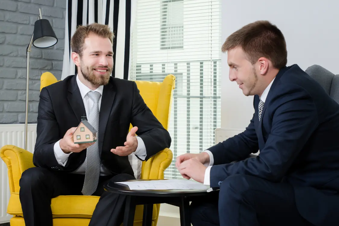 broker-discussing-business-models-with-client