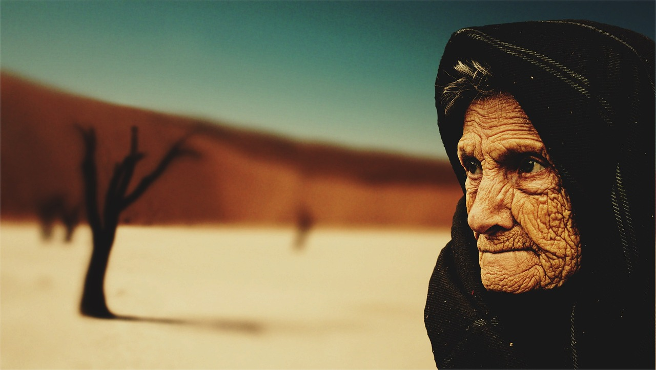 An image of an elderly woman with wrinkly dry skin. 