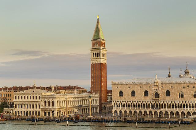 Do not feed the pidgeons in Venice. In the pic: View of Doge's Palace and the Campanile in San Marco Square (pixabay)
