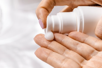 In tegenstelling tot wat de meeste mensen denken, zijn hogere zonbeschermingsfactoren niet automatisch beter dan de SPF -nummers die dermatologen meestal aanbevelen.