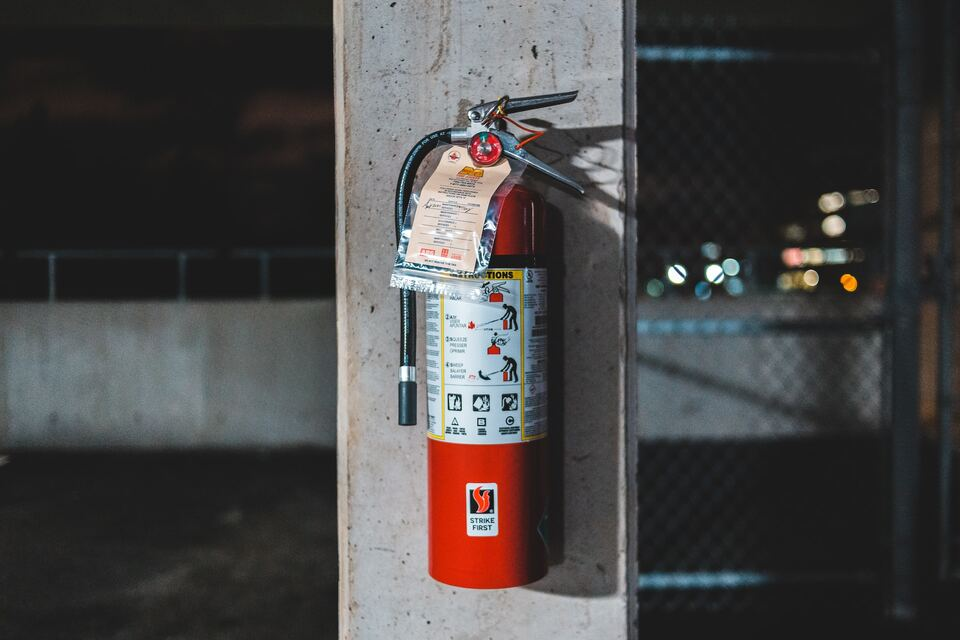 Foto van een brandblusser die aan de muur is gemonteerd