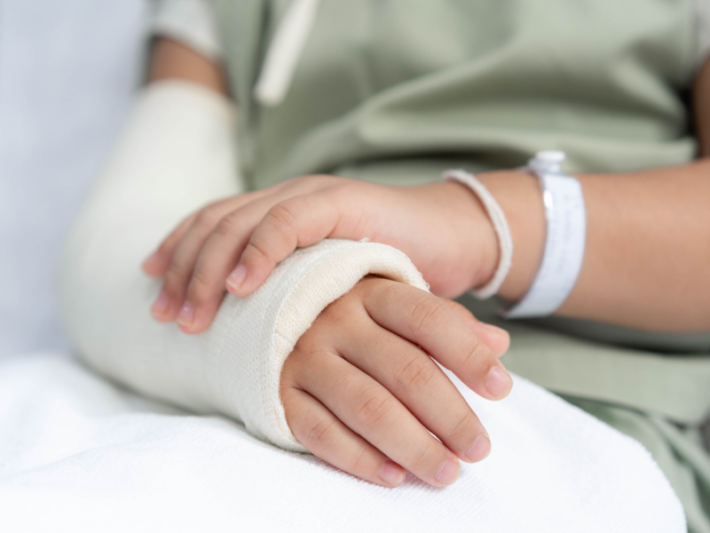 An image showing a person injured after a car acciden waiting for a settlement.