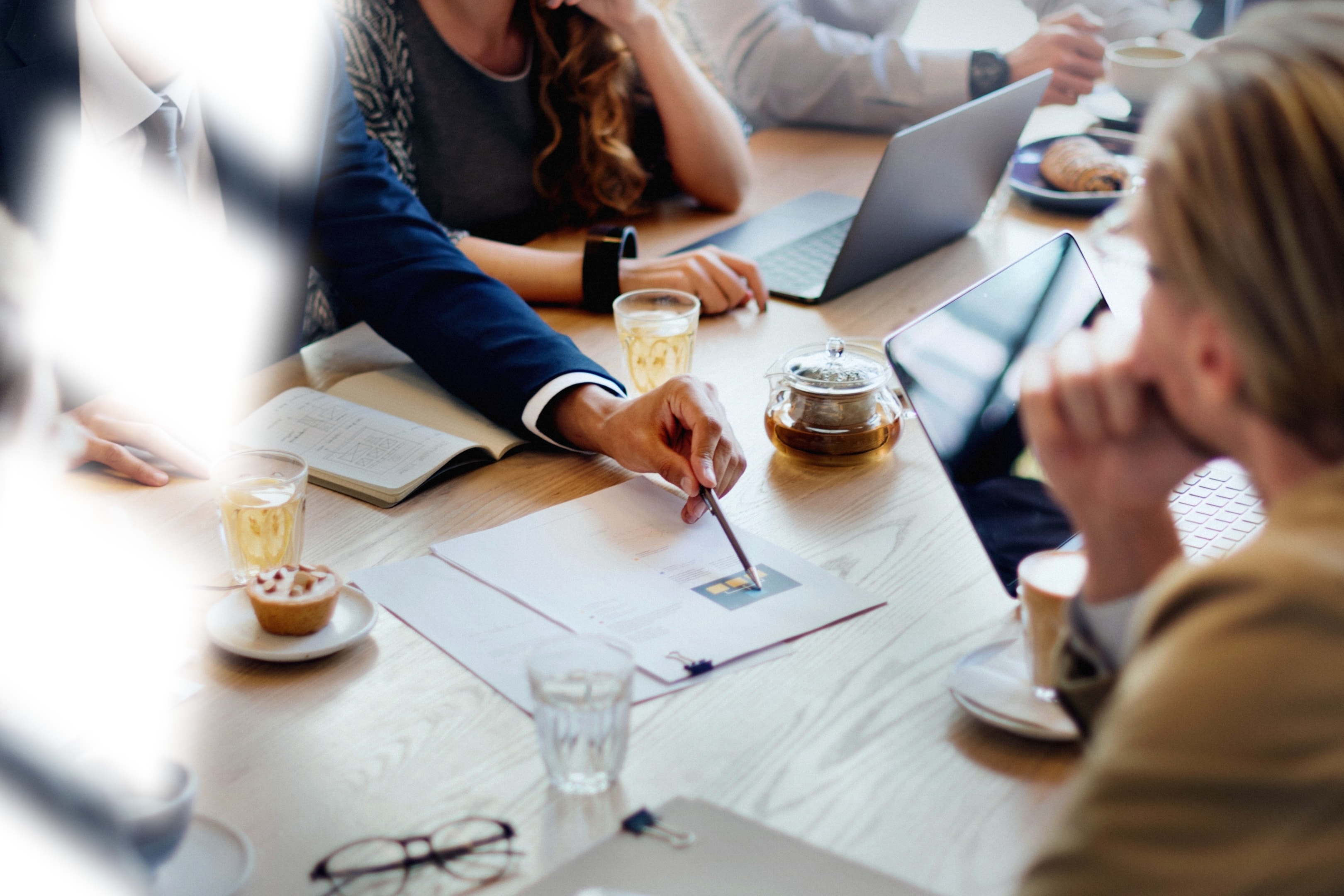 zespół omawiający jak skutecznie prowadzić stronę firmową na Linkedin