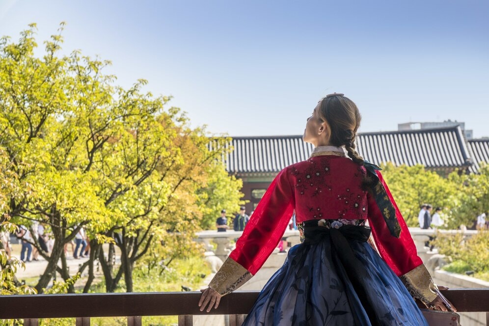 Woman wearing hanbuk