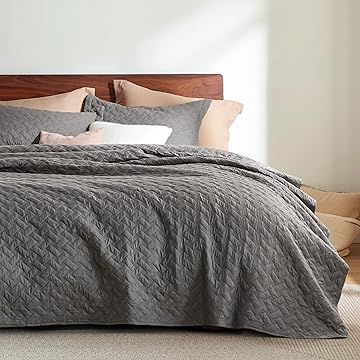 quilt vs comforter, duvet cover, duvet covers, duvet inserts, thin inner layer, thin layer, three layers, hot sleeper, traditional quilt, white or solid background, bed topper, fabric stitched, lightweight quilt, duvet insert 0/1–2 entire duvet, certified sleep science coach, inner batting, bed coverings, quilt color schemes, colored pattern