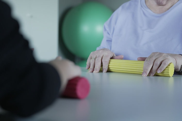 Hausbesuche in der Ergotherapie machen Sinn, wenn man die Ergotherapie Praxis nicht alleine aufsuchen kann. Die Therapie findet dann im eigenen Haus oder Wohnung statt.