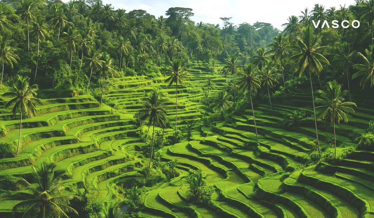 Stunning view of the vibrant green Tegallalang rice terraces in Bali, surrounded by palm trees.