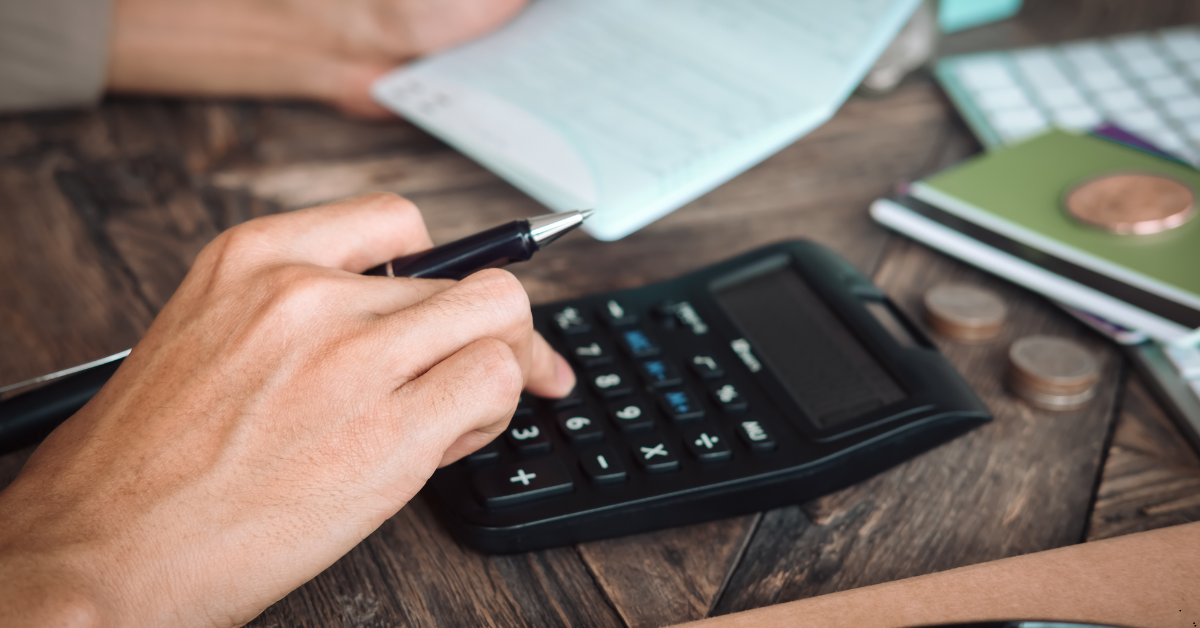 mortgage refinance calculator - man using calculator