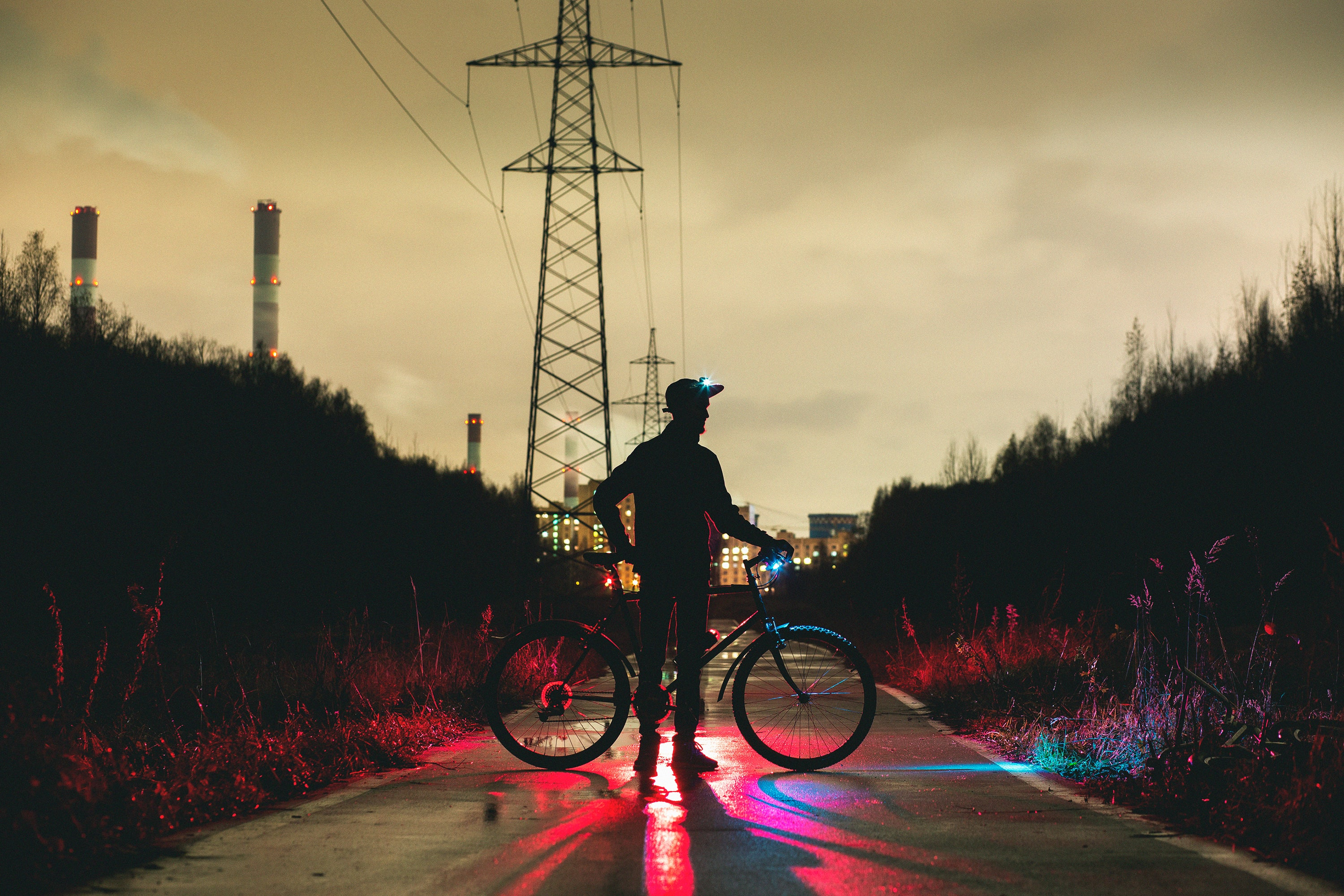 Bicicleta num local escuro com farol