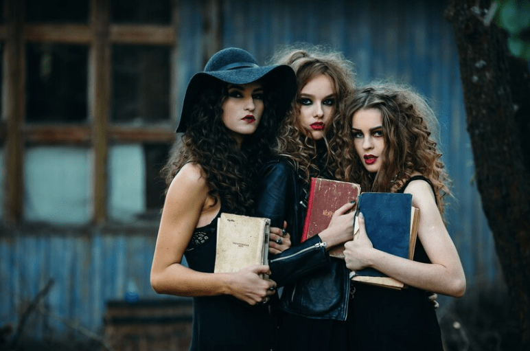 Chicas sosteniendo libros para aprender inglés