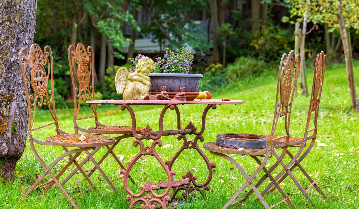 Remove rust from iron garden furniture - Ornate outdoor metal furniture - hard rust - rusty metal surface - rust damage