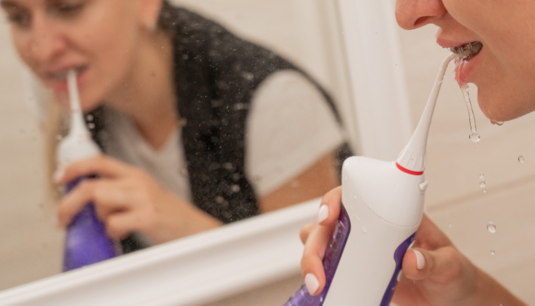 Kvinne bruker vannflosser foran speil.